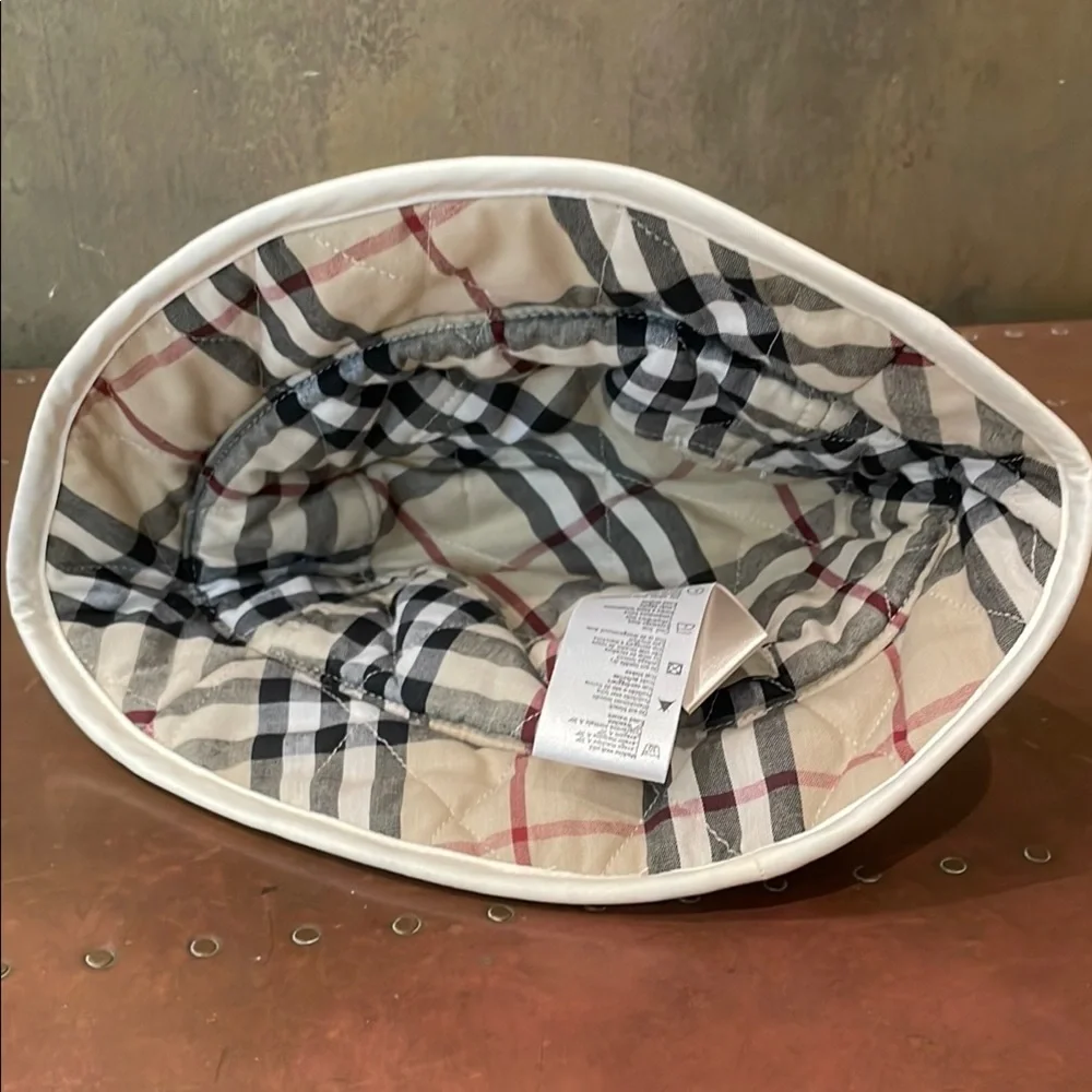 Burberry Quilted Bucket Hat -Baby - Picture 2 of 4
